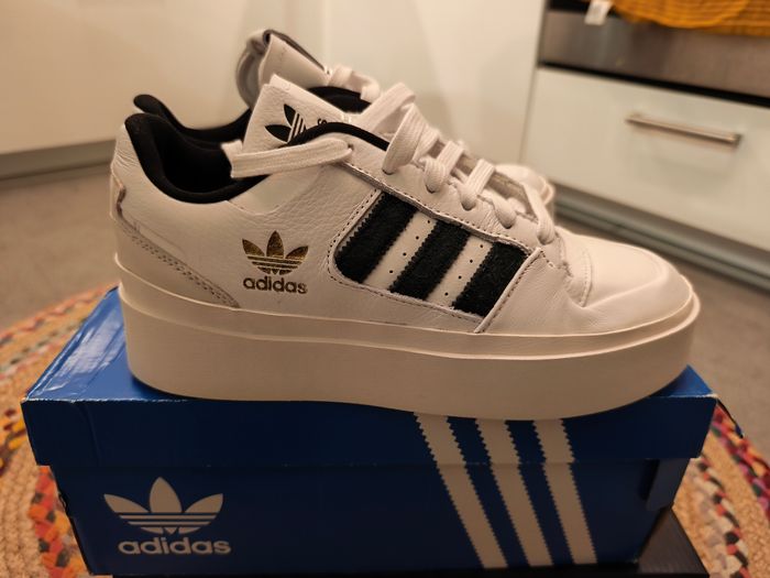 Chaussures adidas neuve pointure 39 - photo numéro 2