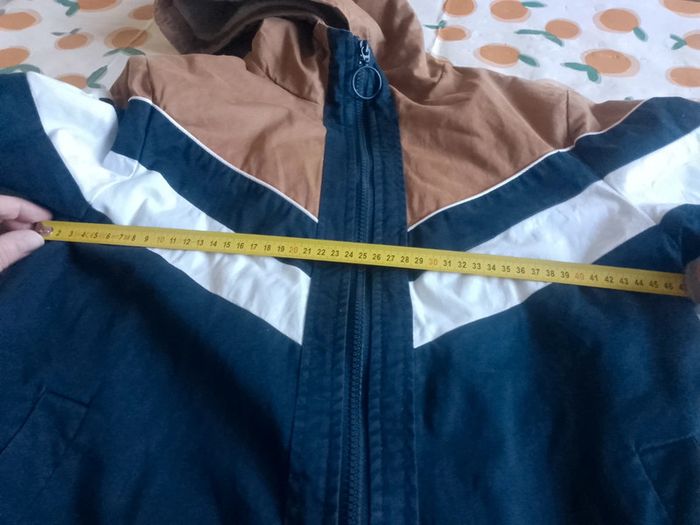 Manteau fourré d'hiver avec bandes marron, blanche, bleu marine foncé à capuche" Bizzbee" taille XS - photo numéro 17