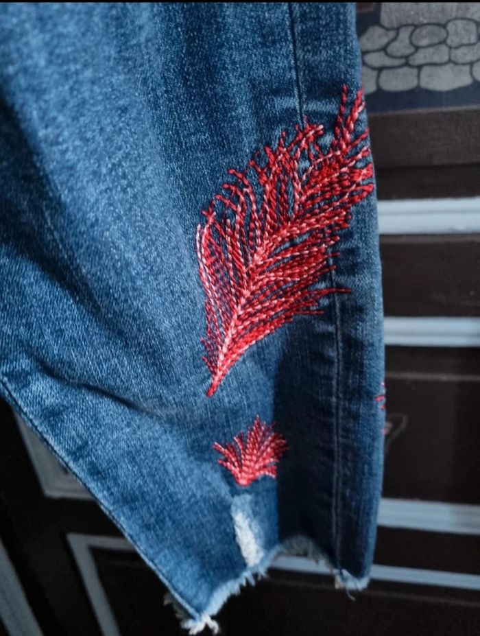 Jeans trouée avec broderie taille 38 - photo numéro 6