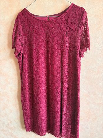 Robe en dentelle bordeaux