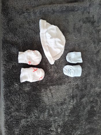 Lot naissance bonnet et moufles