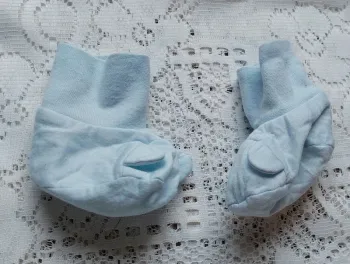 Chaussons bébé bleu clair - tout doux et confortables, en très bon état, taille naissance