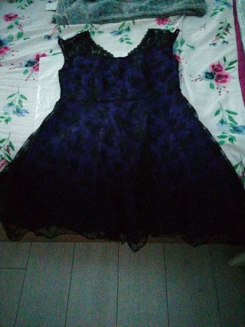 Robe satin violet avec dentelle noire pardessus