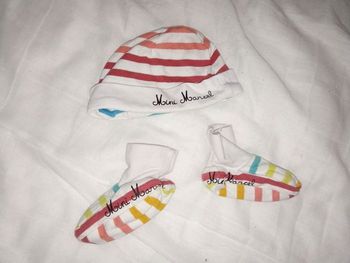 Ensemble bonnet chausson mixte  bébé 0,3 mois mini, little marcel, mi saison, automne, blanc, rayé rouge, bleu, jaune