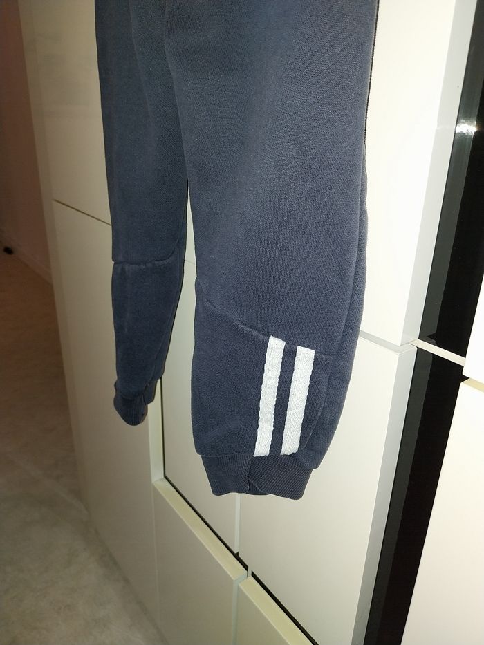 Pantalon de jogging Eldys bleu marine avec bande blanche au bas  des jambes - photo numéro 3