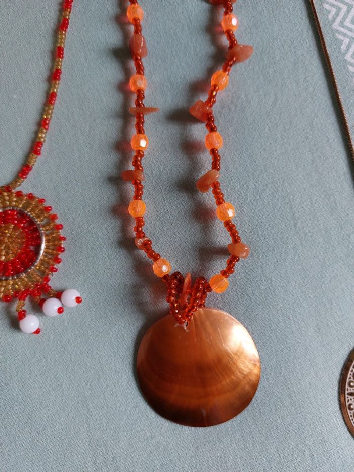 Lot de 3 colliers fantaisie tons orange et doré - photo numéro 4