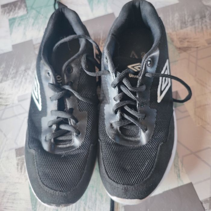 Basket noire umbro a lacets 38