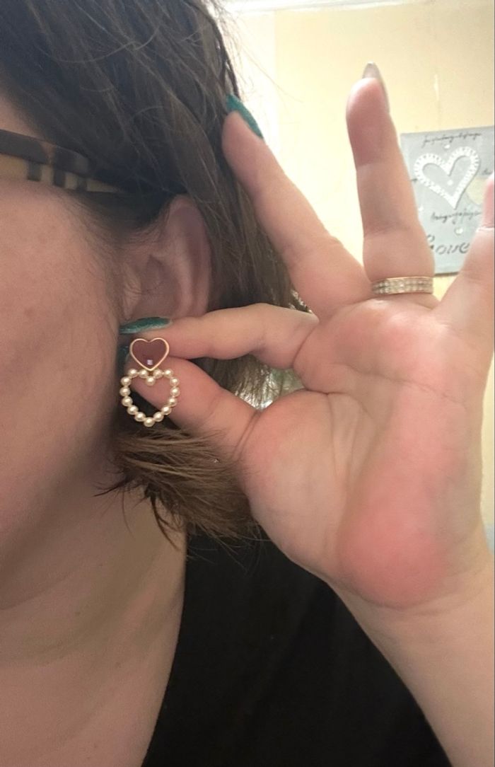 Boucles d’oreilles NEUVES pour femme forme de cœurs couleurs bordeaux et blanc nacré - photo numéro 2