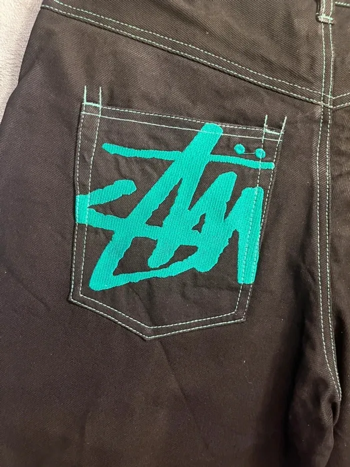 Short/Jort Stussy Black Embroidered Green Forest Big Logo Back – Taille XL - photo numéro 2