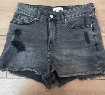 Short en jeans noir déstructuré