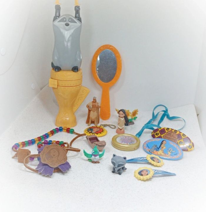 Pocahontas princesse Disney collier boussole barrette clip Animator animator's figurine miroir