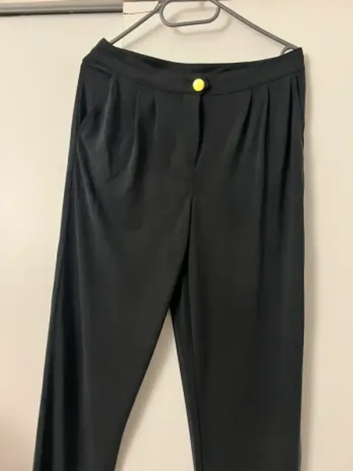 Pantalon fluide noir bouton doré Etam