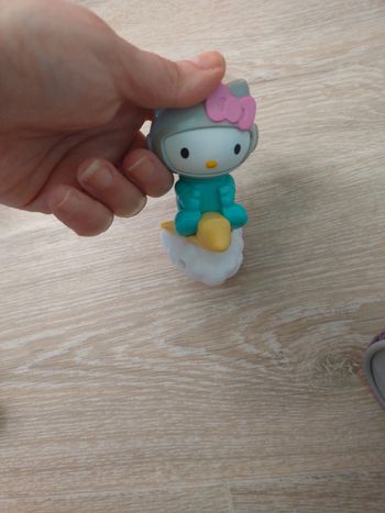 Figurine hello kitty à roulettes