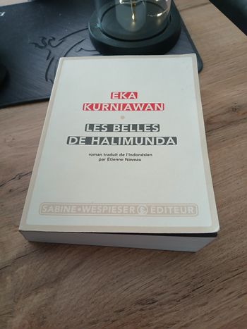 LIVRE LES BELLES DE HALIMUNDA DE EKA KURNIAWAN