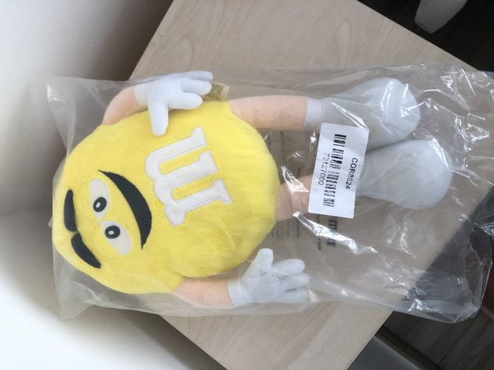 Peluche Jaune, M&M's