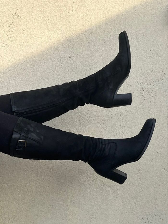 Bottes hautes à talons moulante et souple avec fermeture zip - en cuir noir - photo numéro 2
