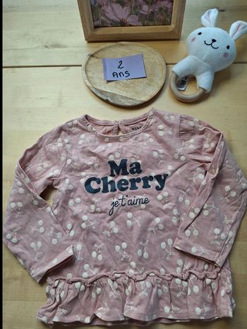 T-shirt manches longues pour fille taille 24 mois Marque Kiabi Très bon état