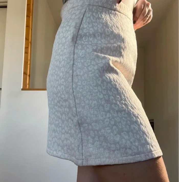 Jupe beige et dorée sexy - photo numéro 2