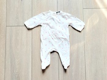 Pyjama Été 1 piece blanc à etoile rouge. Mixte 1 mois. Marque Kiabi