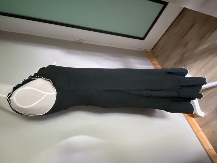 Robe noire à liseré blanc - photo numéro 9