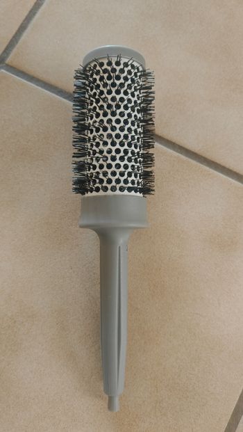 Brosse à cheveux grise ronde