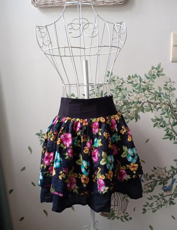 Jupe fleurie à volants 