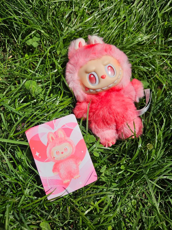 Labubu Big Into Energy Figurine "Love" Pop Mart - photo numéro 2