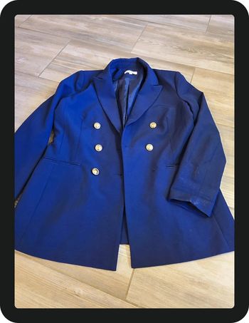 Blazer bleu marine avec bouton doré avec épaulettes Amy Lynn Taille M