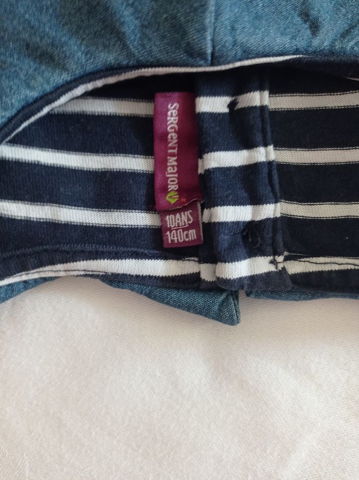 Marque sergent major taille 10 ans 140 cm manche longues couleur bleu foncé avec petit col Jean super sympa couleur le foncé avec rayures blanche infection devant avec inscription marqué Hello voir photos - photo numéro 4