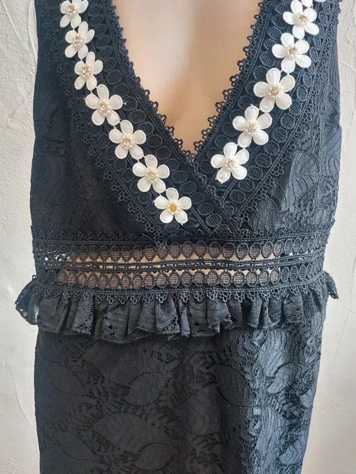 Robe en dentelle noire avec fleurs - photo numéro 2