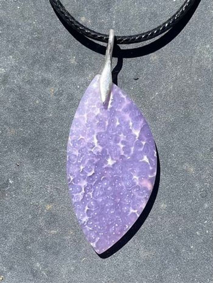 Sublime pendentif en agate grappe ou calcédoine botryoïdale