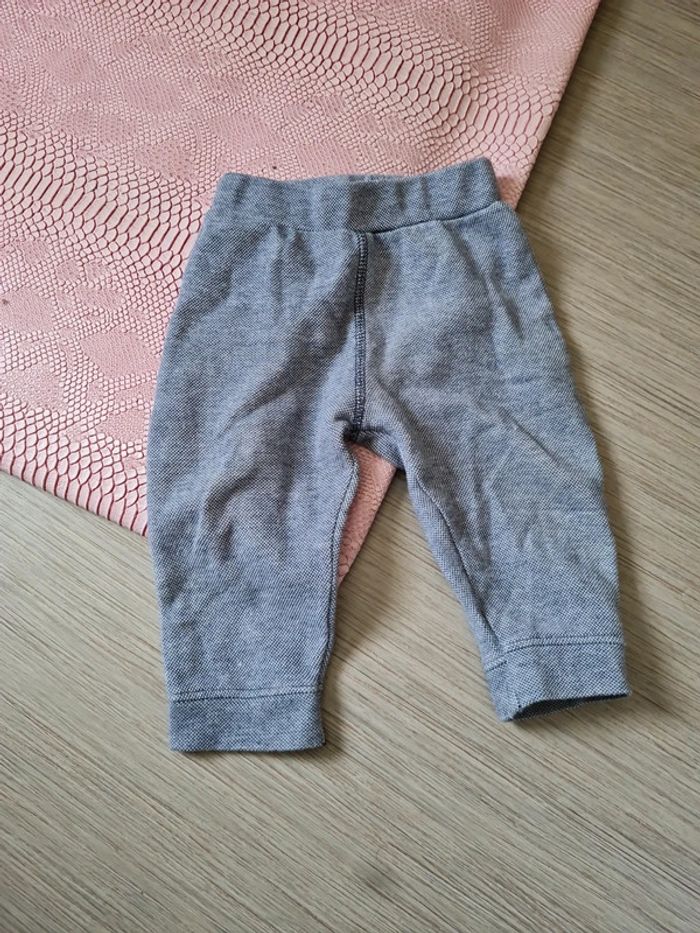 Pantalon jogging 9/12 mois très bon etat