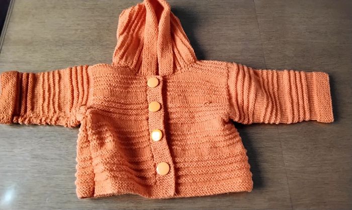 Gilet manches longues ,à capuche ,orange, à pressions , 6M