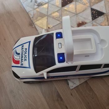 Voiture coffret Police majorette comprenant 23 voitures garées dedans.