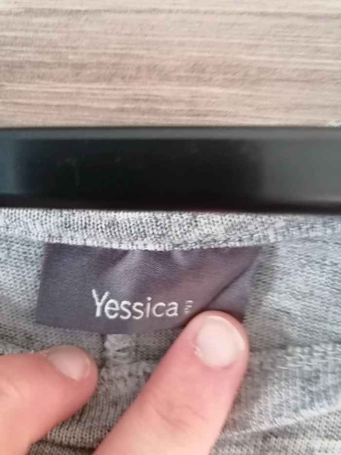 T-shirt yessica de chez c&a taille M - photo numéro 2