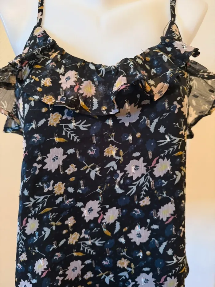Débardeur noir à fleur en très bon état taille 38 Kiabi - photo numéro 4