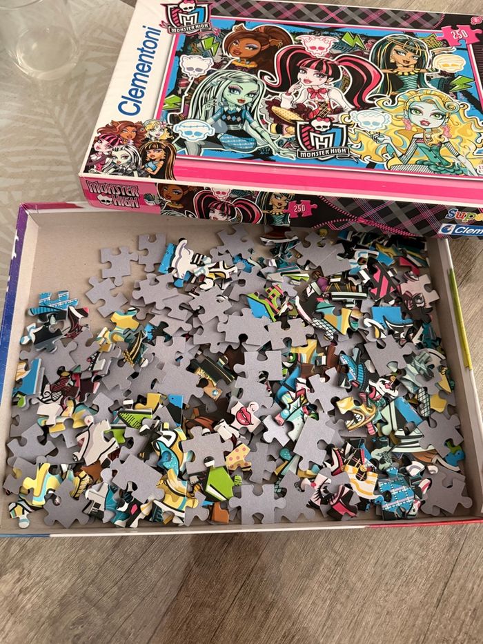 Puzzle Monster High Clementoni 250 pièces très bon état