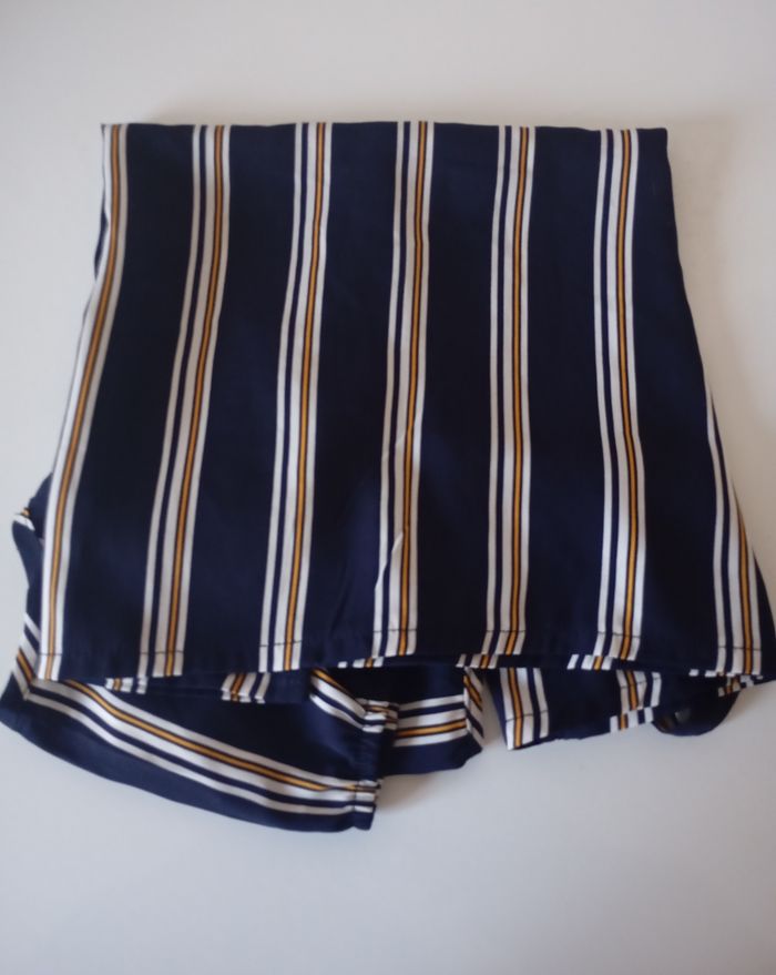 Dessus chemisier.16 ans . Manches courtes. Épaules dénudées. Polyester . Marine ,blanc et jaune .La Halle. Neuf - photo numéro 3