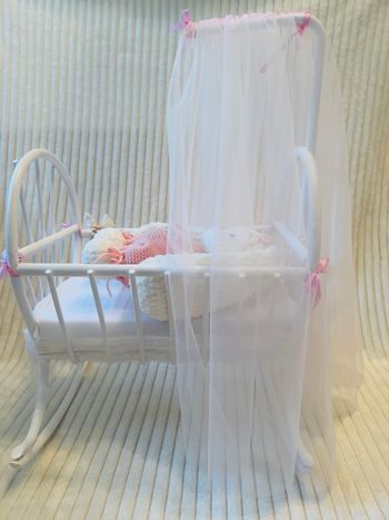 Lit  de poupée en bois 