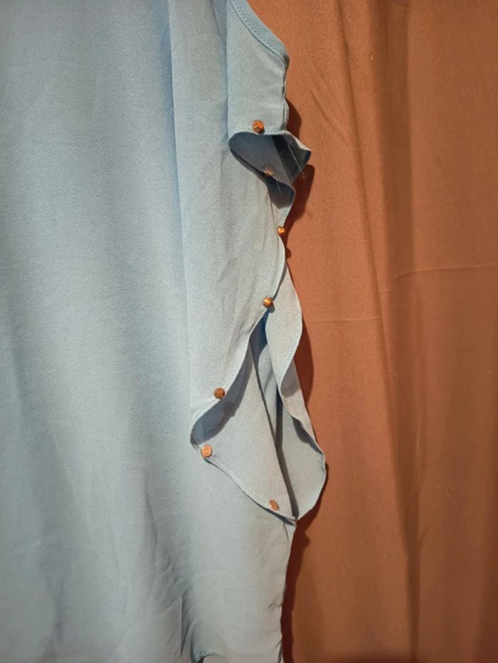 Tunique bleue. Dessous débardeur attaché avec un dessus manches chauve souris. Marque Jennyfer - photo numéro 6