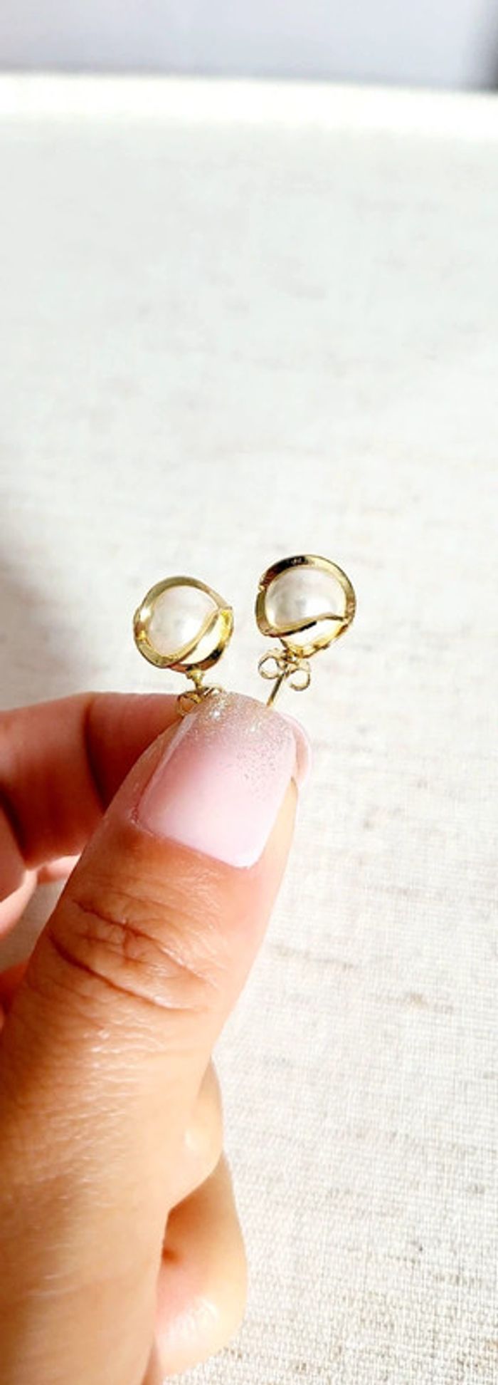 Boucles d’oreilles dorées perles blanches – style minimaliste avec boîte cadeau - photo numéro 3