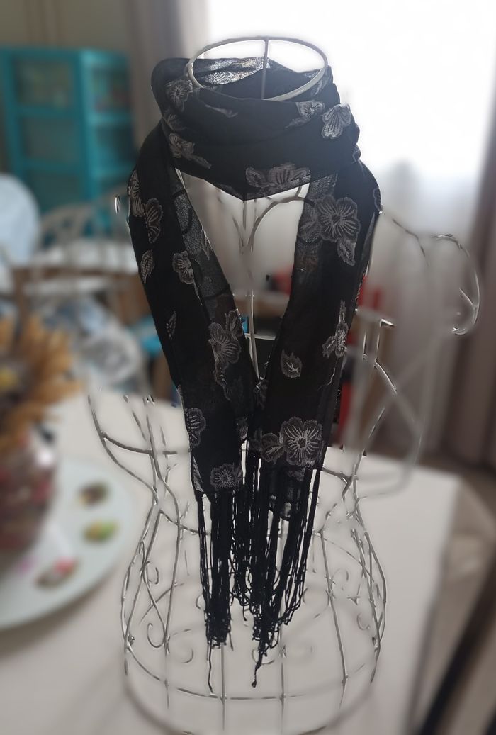 Écharpe Noire Élégante à Fleurs Argentées - photo numéro 3