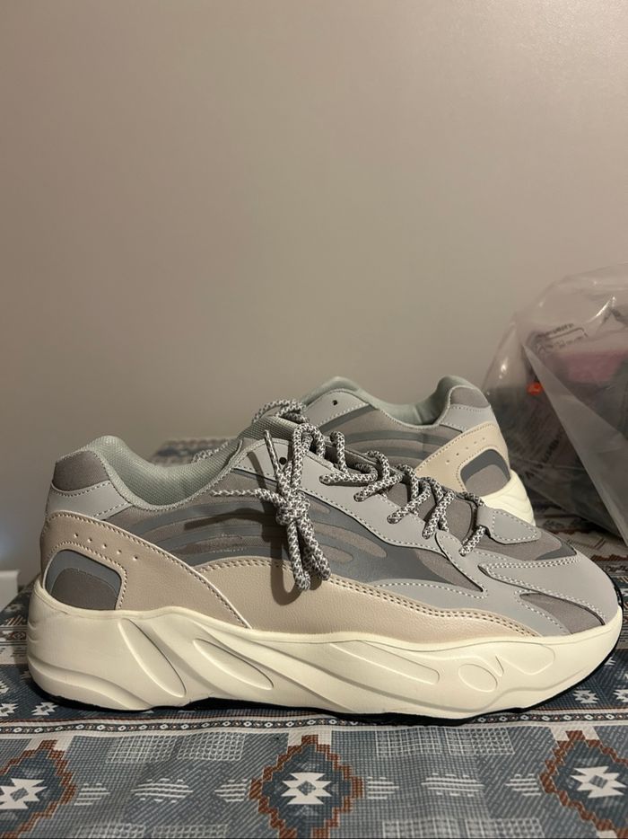 Yeezy 700 v2