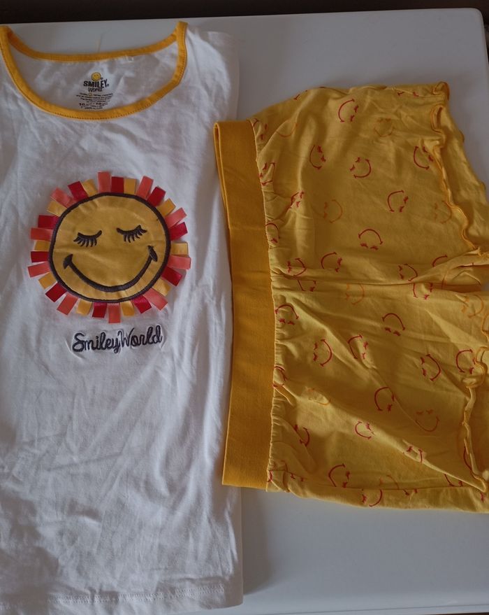 Ensemble de nuit, plage ou autre. 10 ans . Short et tee shirt. Blanc et jaune . Coton . État neuf - photo numéro 2
