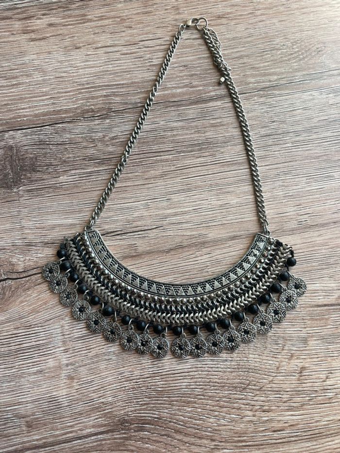 Collier argenté et noir