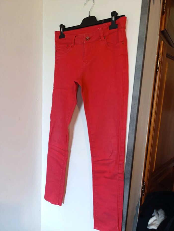 Type jean rouge