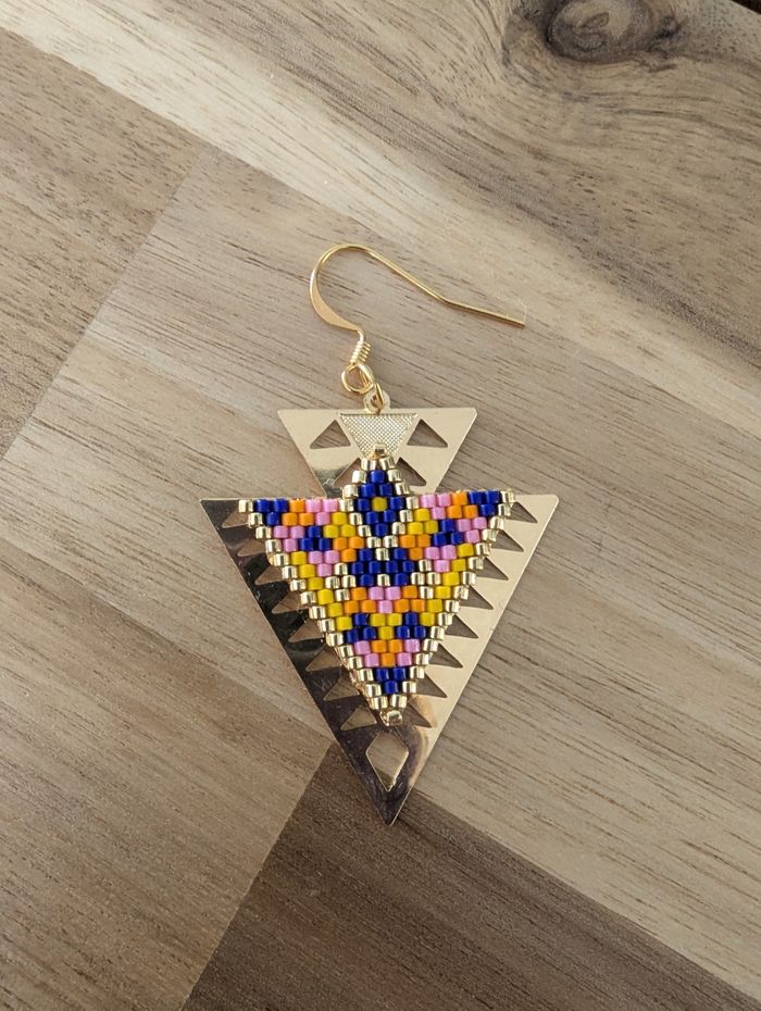 Boucles d'oreilles pendantes / triangle doré / aztèque /  bleu rose jaune et doré / miyuki / tissage - photo numéro 3