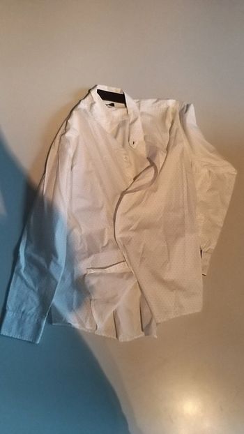 Chemise blanche avec points bleu marine