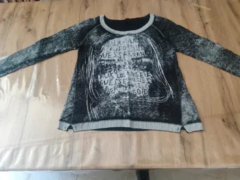 Pull Col V Guess Noir & Gris Imprimé Visage - Taille M - Coton Viscose - Très Bon État