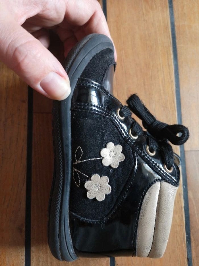 Chaussures t. 24 - photo numéro 2